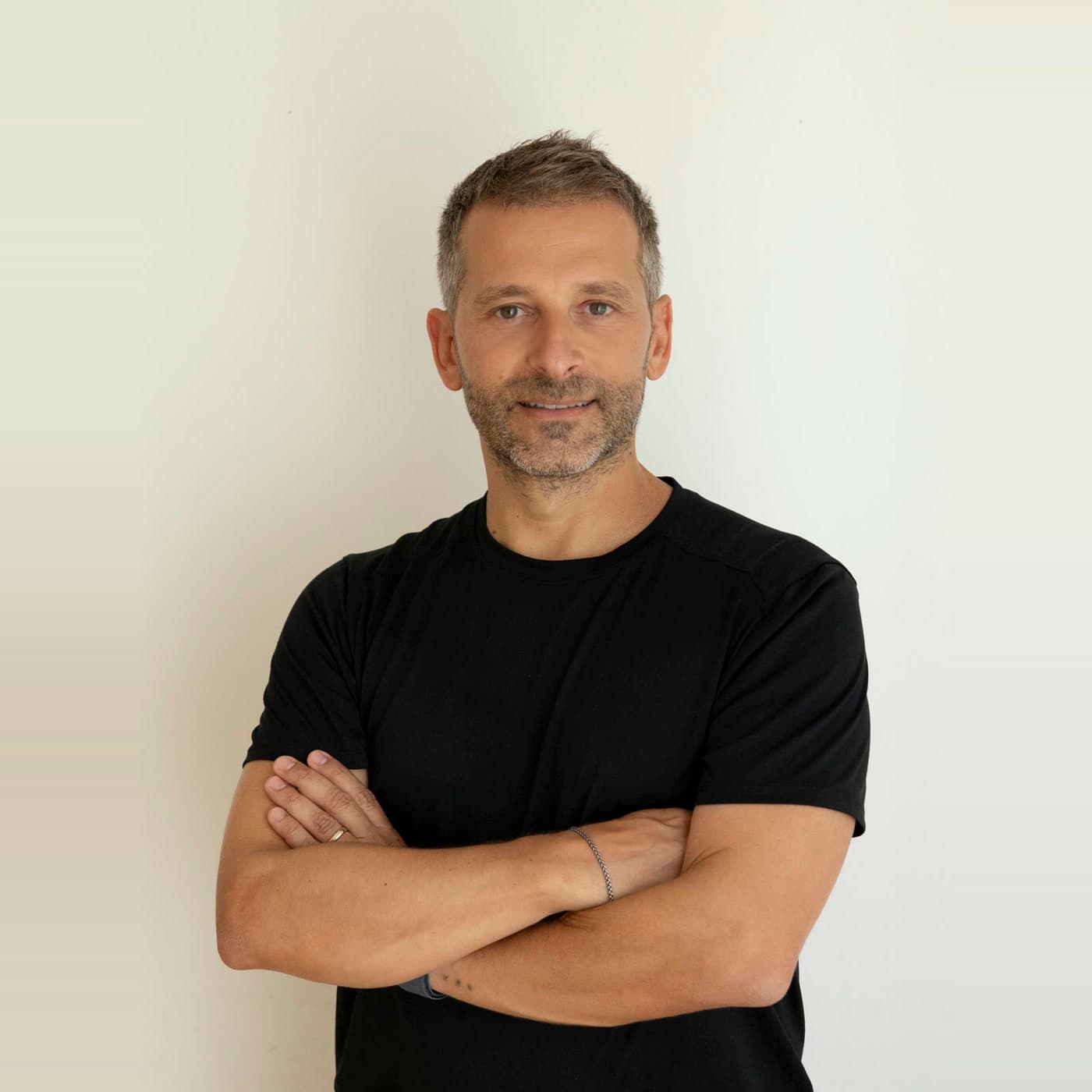 Vincenzo Di Marco, fondatore di Nucleo Pilates, a braccia conserte.