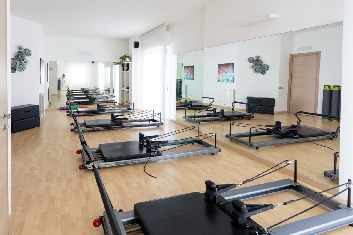 La sala dei Reformer di Nucleo Pilates a Teramo, gli attrezzi allineati davanti allo specchio